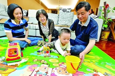女子给两继女当26年“阿姨”