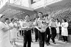 最美战士康复出院 抬起受伤最重手臂敬军礼