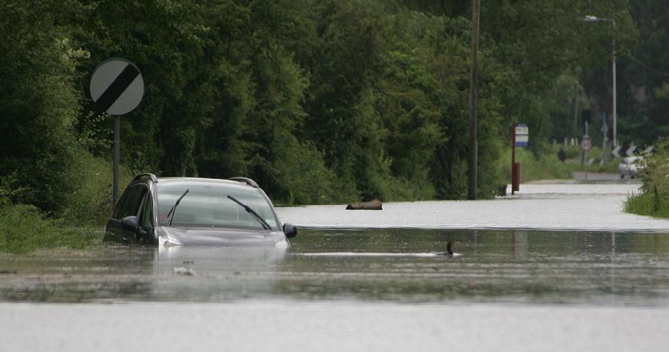 英国北部强降雨致数百栋房屋被淹 近百地区拉响洪水警报