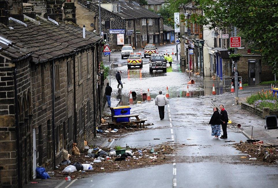 英国北部强降雨致数百栋房屋被淹 近百地区拉响洪水警报