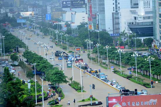 罕见暴雨突袭福建福清三小时城区被淹成泽国[