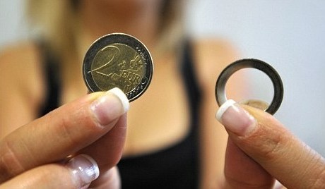 警方展示面值2欧元的假硬币模具