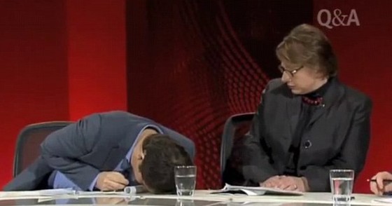 澳电视直播一男嘉宾晕倒 身旁女议员袖手旁观遭批