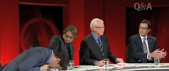 澳电视直播一男嘉宾晕倒 身旁女议员袖手旁观遭批