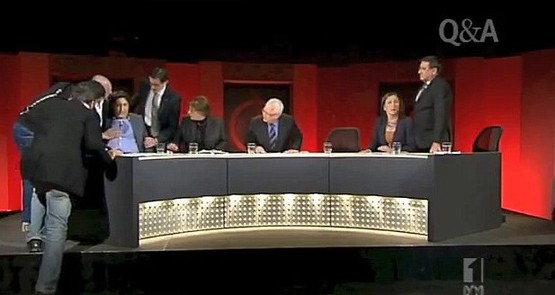 澳电视直播一男嘉宾晕倒 身旁女议员袖手旁观遭批