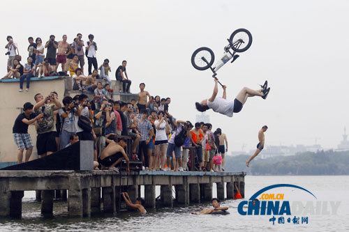 武汉极限运动爱好者“跳湖”度夏