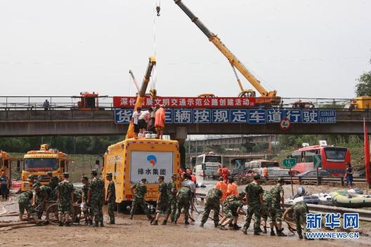 救援人员向京港澳高速公路疏通发起最后冲锋