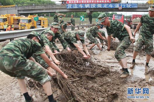 救援人员向京港澳高速公路疏通发起最后冲锋