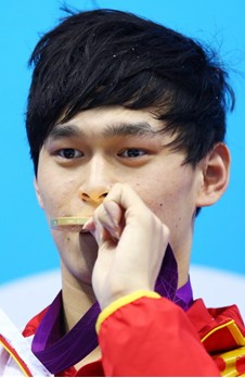 男子400自孙杨破奥运纪录 勇夺中国男泳奥运首金