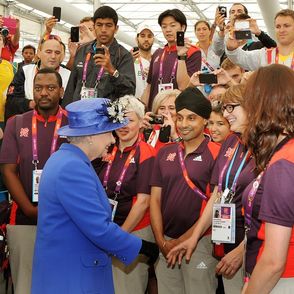 英女王访问奥运村 与运动员亲切交谈