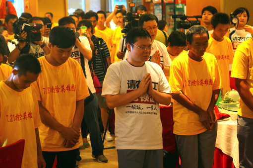 崔永元请7·21暴雨救人农民工吃饭