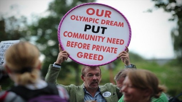 英国40个组织“伦敦碗”附近示威 抗议财团操控奥运会