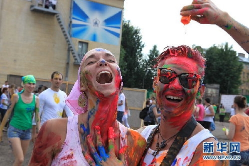 实拍俄罗斯趣味横生的“洒红节”