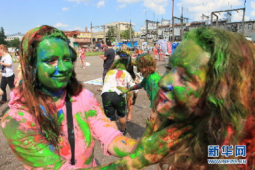 实拍俄罗斯趣味横生的“洒红节”
