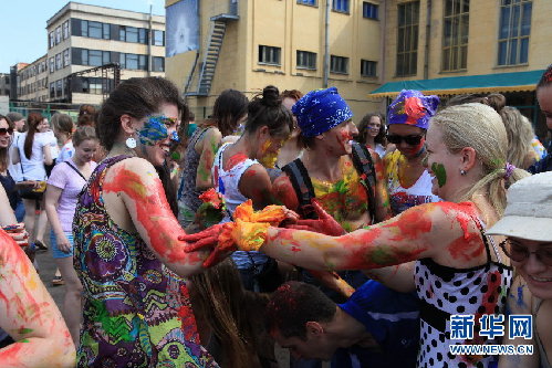 实拍俄罗斯趣味横生的“洒红节”