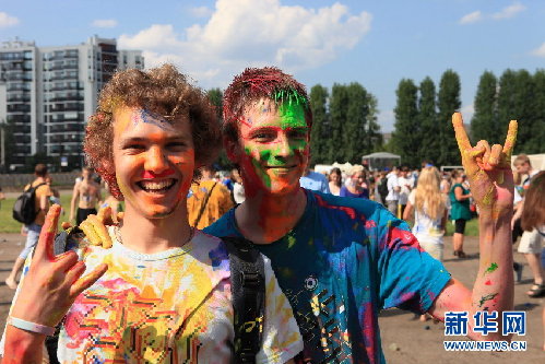 实拍俄罗斯趣味横生的“洒红节”