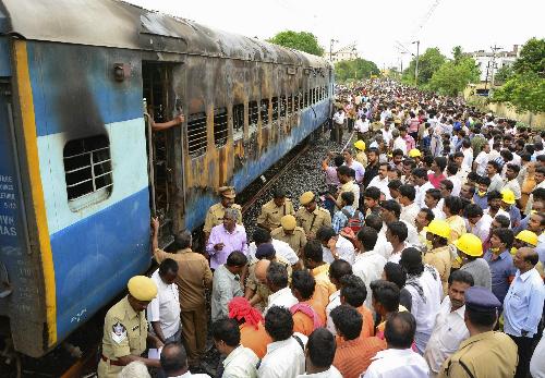 印度火车车厢凌晨起火 已致47人死亡多数尸体被烧焦