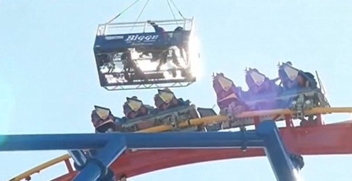 美国过山车46米高空意外停运 12名游客受困2小时