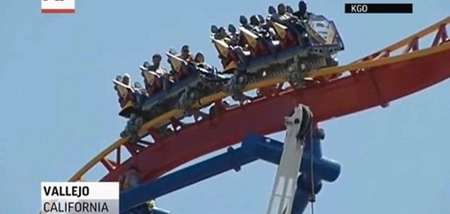 美国过山车46米高空意外停运 12名游客受困2小时