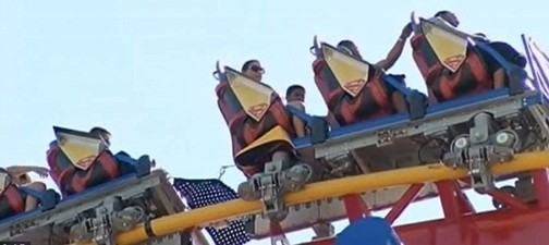 美国过山车46米高空意外停运 12名游客受困2小时