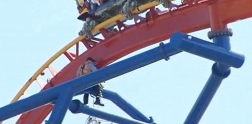 美国过山车46米高空意外停运 12名游客受困2小时