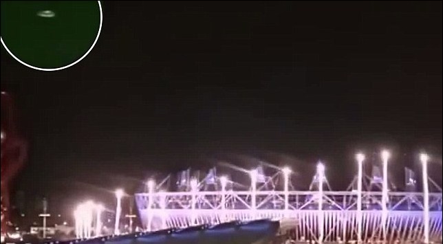 外星人也爱抢镜头? 伦敦奥运开幕式现场惊现不明飞行物