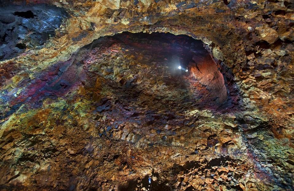摄影师深入休眠火山心脏用镜头揭示熔岩绚丽之