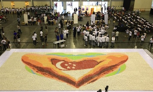 为庆祝独立47周年 新加坡摆出世界最大蛋糕马赛克