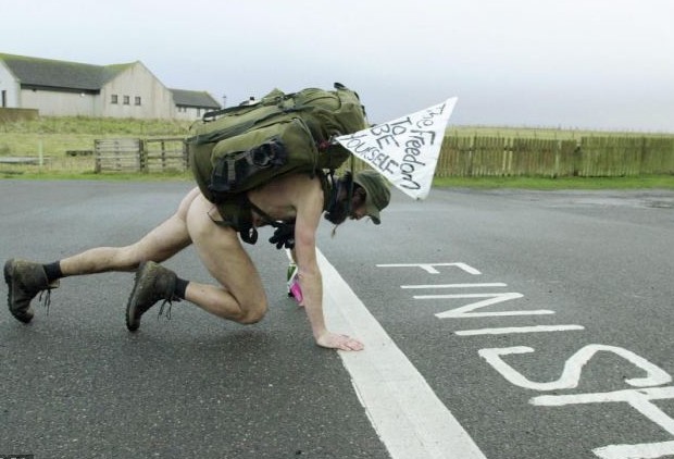 英男子狂热坚持裸体漫步 多次入狱仍不悔只为