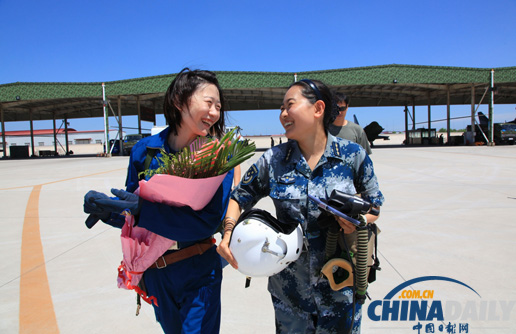 空军女飞行员顺利完成歼-10战机首次单飞