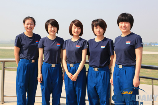 空军女飞行员顺利完成歼-10战机首次单飞