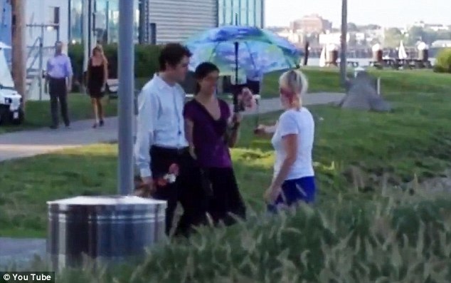 请快闪族帮忙给女友献花 美国男子浪漫求婚抱