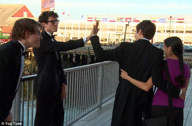 请快闪族帮忙给女友献花 美国男子浪漫求婚抱