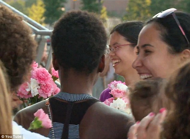 请快闪族帮忙给女友献花 美国男子浪漫求婚抱