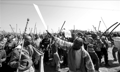 南非警察与矿工枪战36人死 缘于两大工会抢地盘