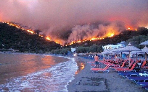希腊度假岛发生严重山火 附近3村居民撤离