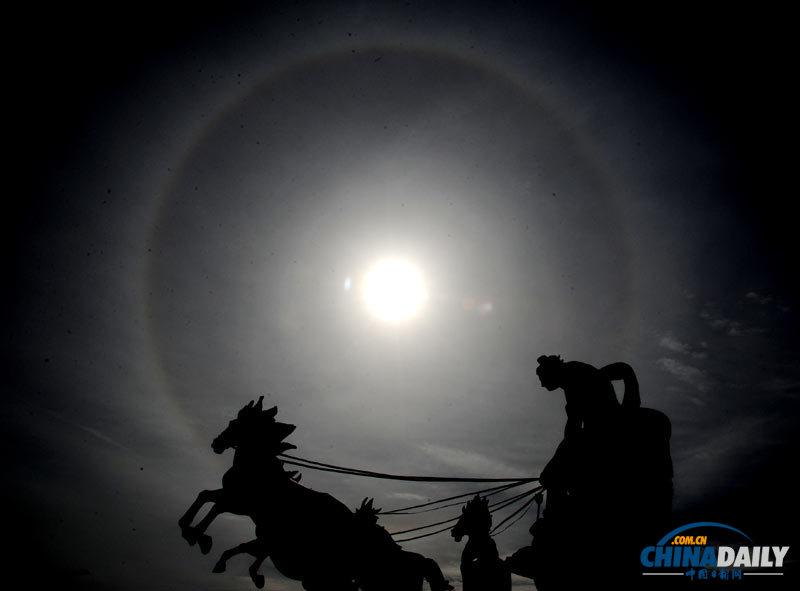 山东枣庄天空现“日晕”天象 太阳戴上彩色项圈