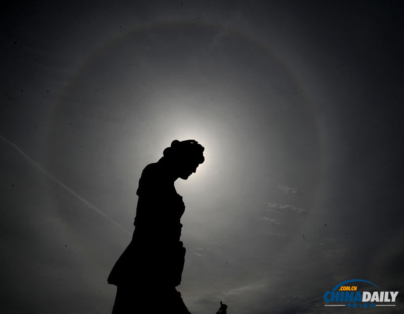 山东枣庄天空现“日晕”天象 太阳戴上彩色项圈