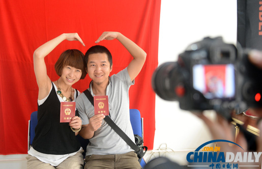 浪漫七夕 新人扎堆领结婚证拍婚纱照