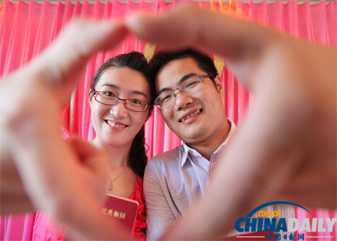浪漫七夕 新人扎堆领结婚证拍婚纱照