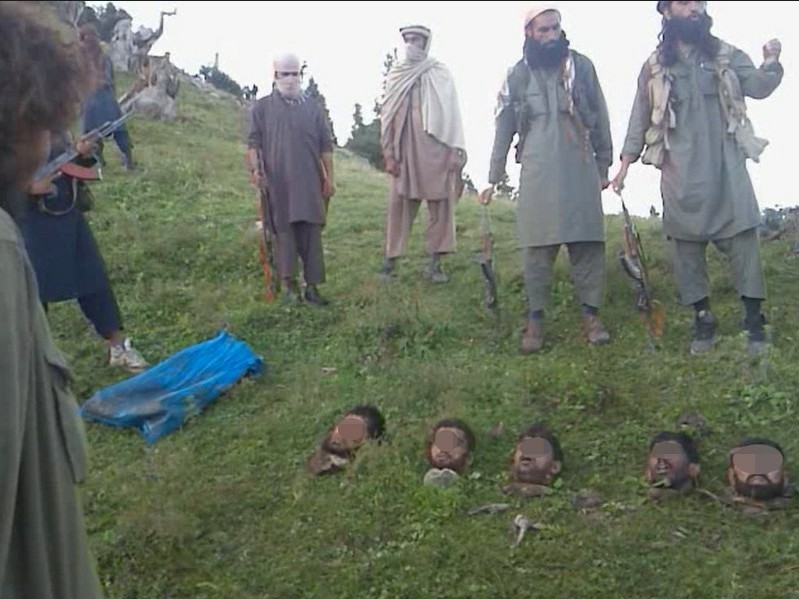 塔利班发视频“炫耀战绩” 展示被斩首巴基斯坦士兵头颅