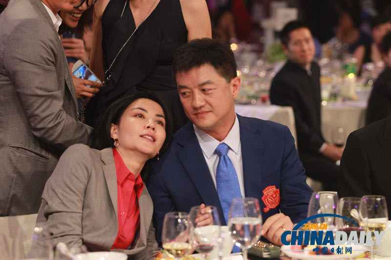 北京芭莎慈善夜明星云集 筹善款4千万