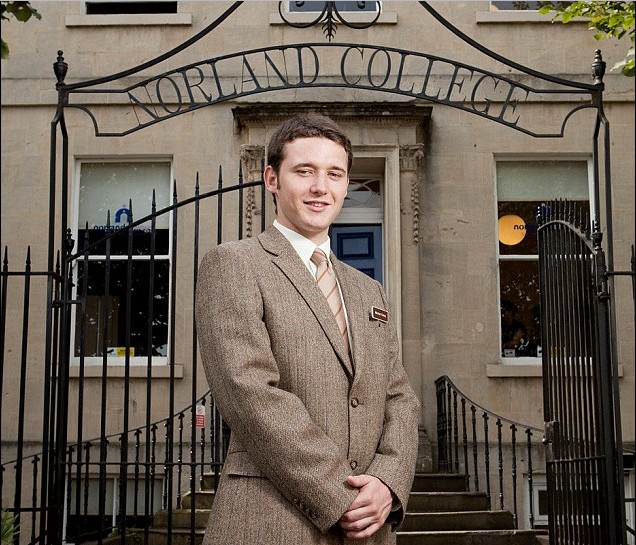 18岁男孩立志当保姆 英国保姆名校120年来第