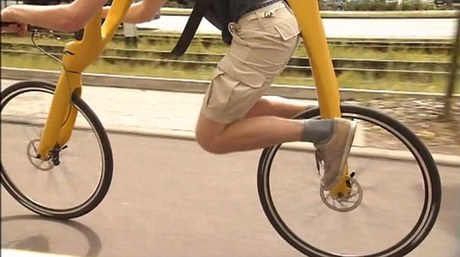 德国设计师发明新奇自行车 无踏板无车座