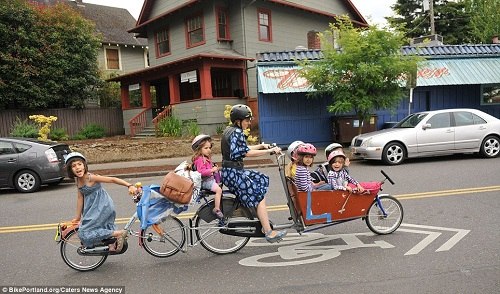 美国妈妈巧改自行车 同时送6个子女上学(图)