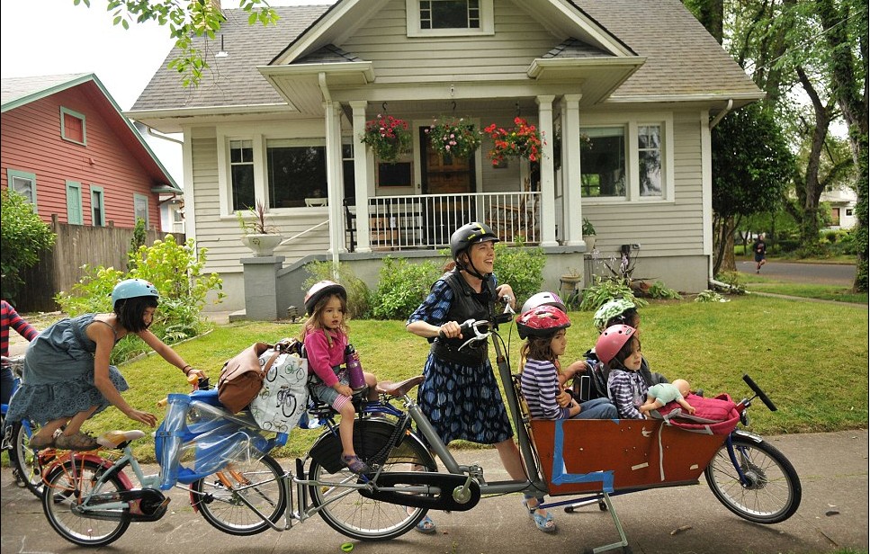 美国超级妈咪改装自行车 同时接送6个孩子上