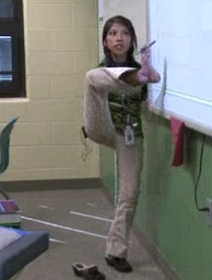 美国无臂女教师身残志坚 用双脚书写自强人生