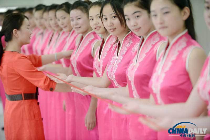 江苏扬州：90后志愿者“魔鬼式”训练迎运博会