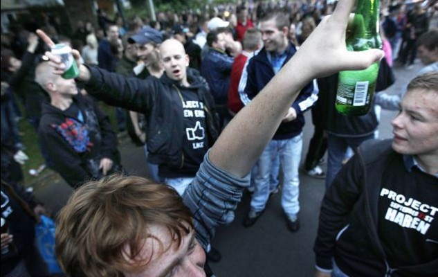 社交网络引来3000人 荷兰少女生日聚会变骚乱6人受伤