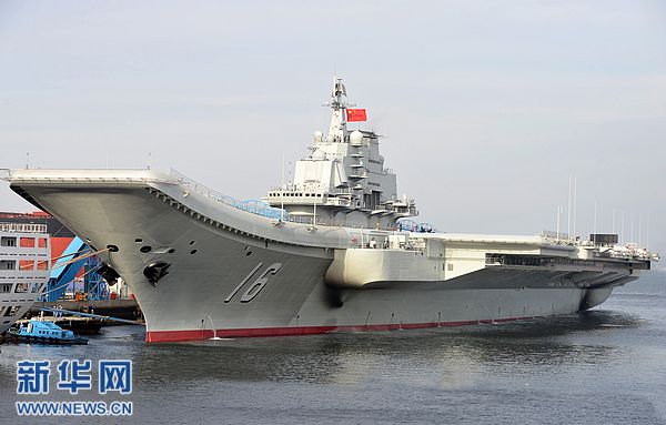 我国首艘航空母舰正式交付海军 胡锦涛登舰视察